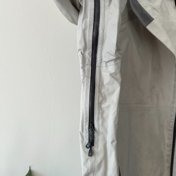 Patagonia Waterproof Shell - Picture 4 of 12